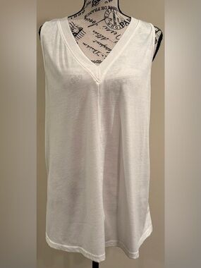 Simple White V-Neck Sleeveless Tank